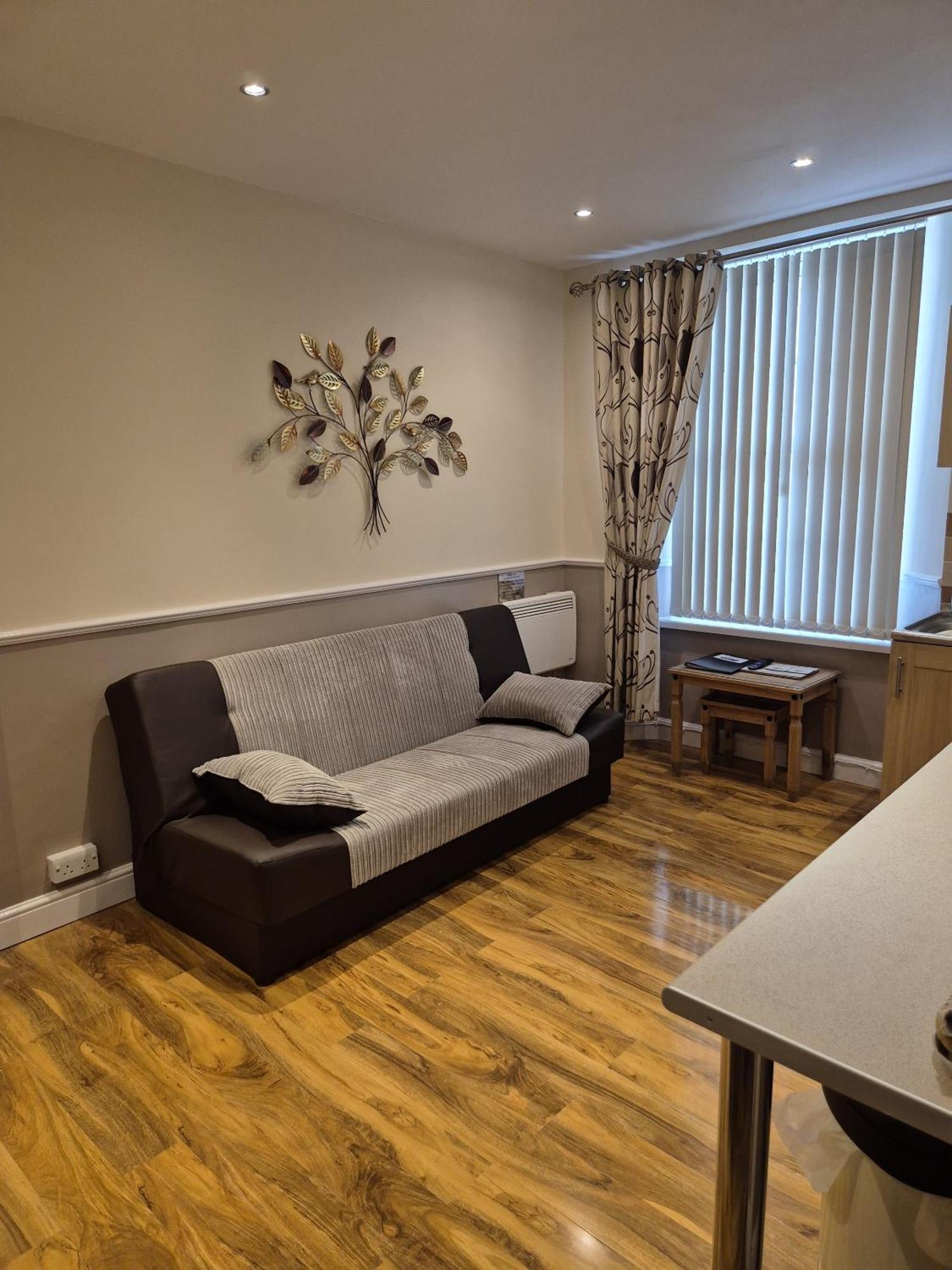 Apartment Appletorre House Flats - Pet Friendly And Private Parking
